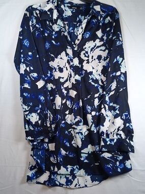 Apt. 9 Navy & White Floral Button-Up Blouse. Long